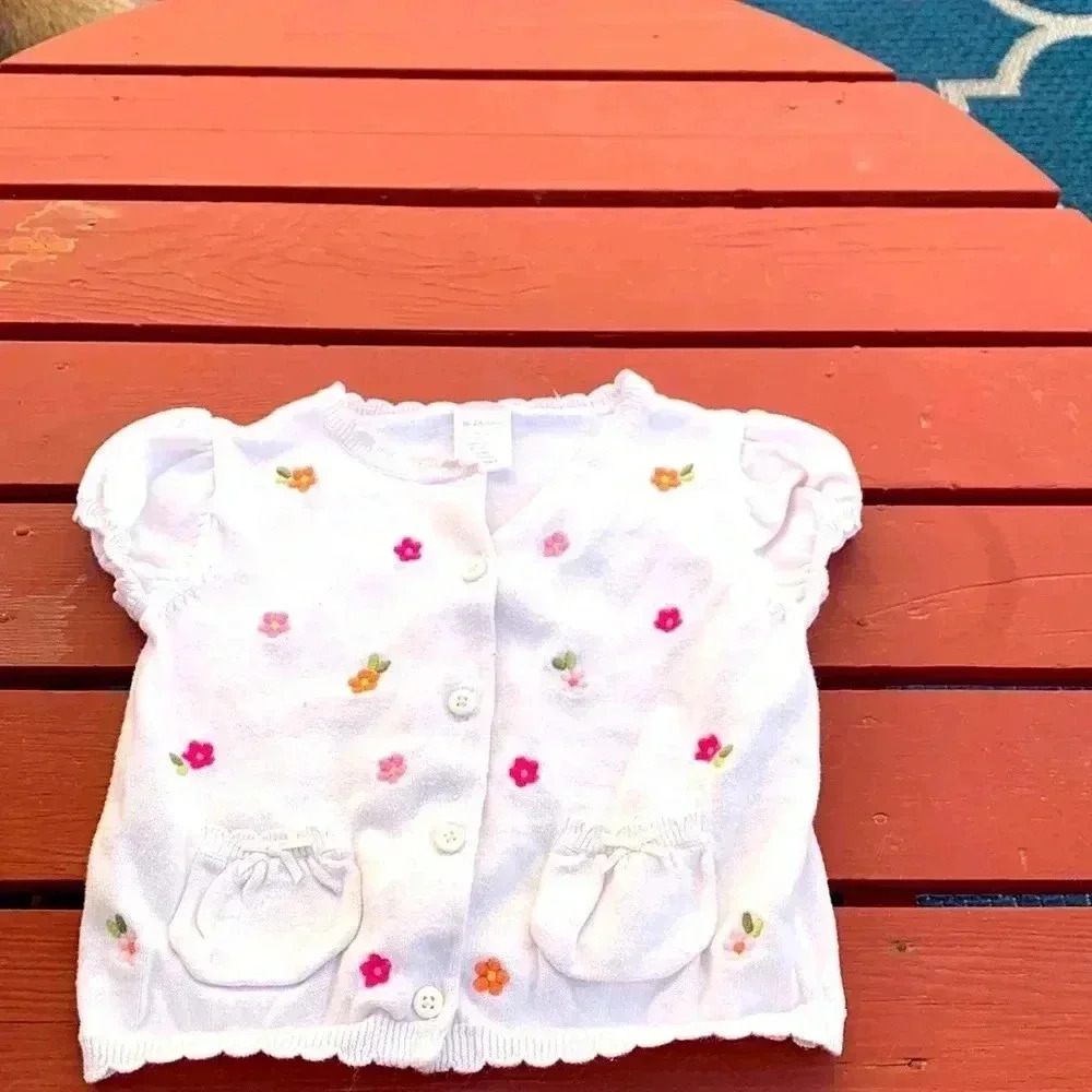 Five for 25 Gymboree, 100% cotton, white sweater with flowers and pouch pockets